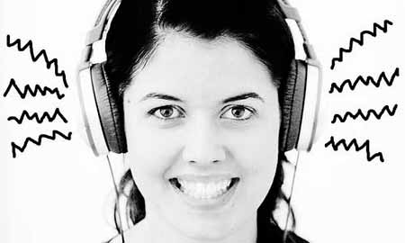Escuchar música alta con auriculares produce sordera