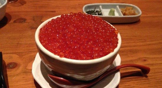 Restaurante japonés multa a los clientes que no terminen su plato